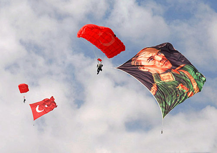 土耳其当地国庆庆祝仪式.jpg 土耳其当地国庆庆祝仪式.jpg